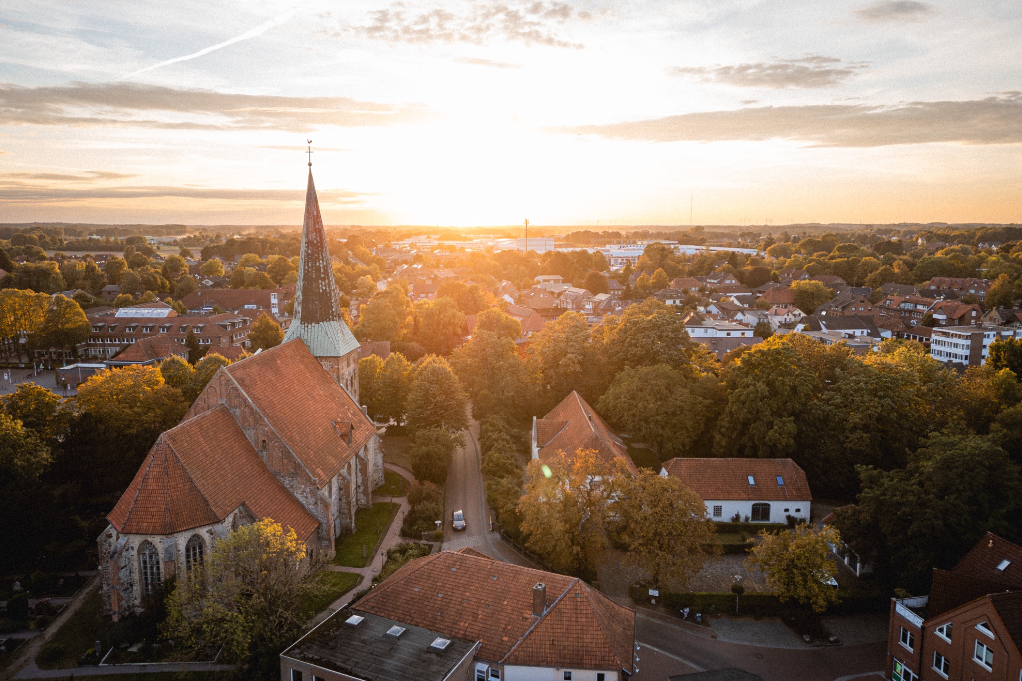 Luftaufnahme beim Sonnenuntergang im Ortskern von Ganderkesee